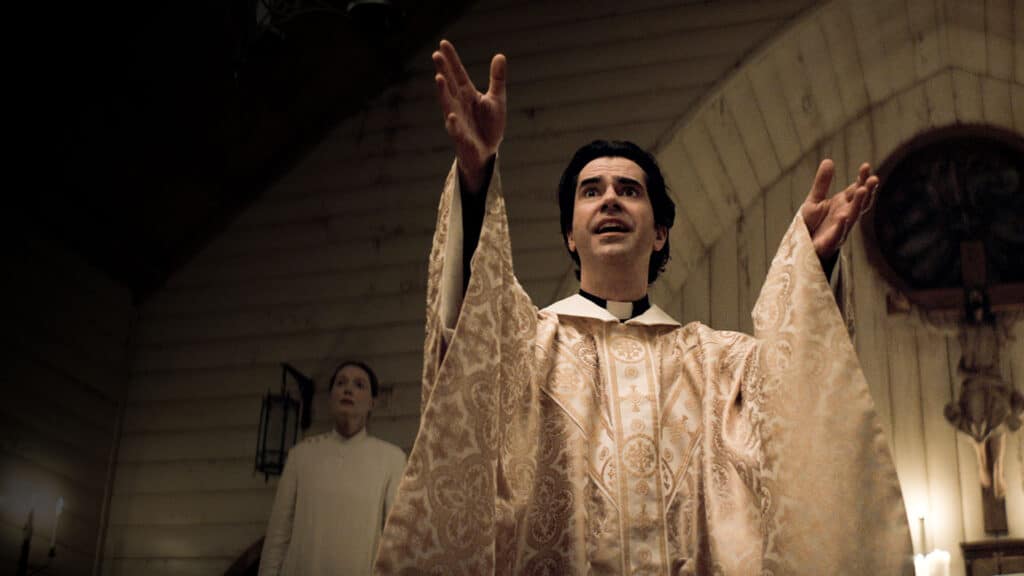 MIDNIGHT MASS (Credit: Netflix)