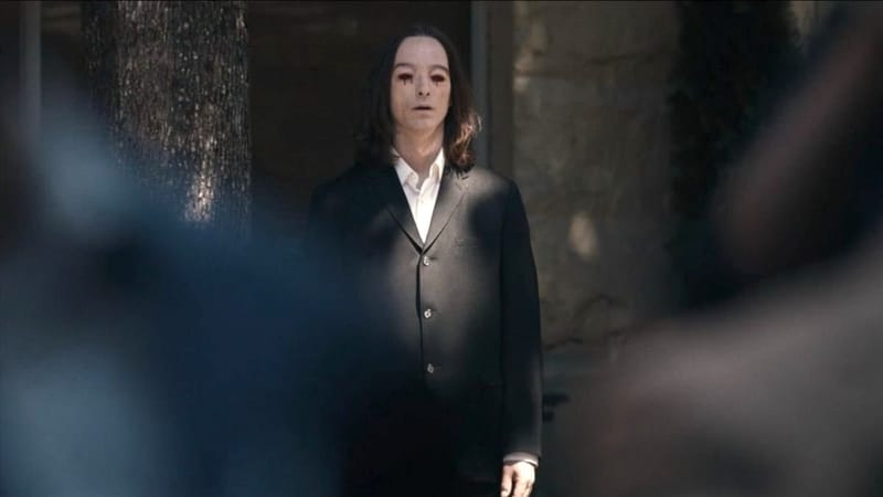 The-man-with-no-eyes-watching-Tai-in-Yellowjackets-season-one