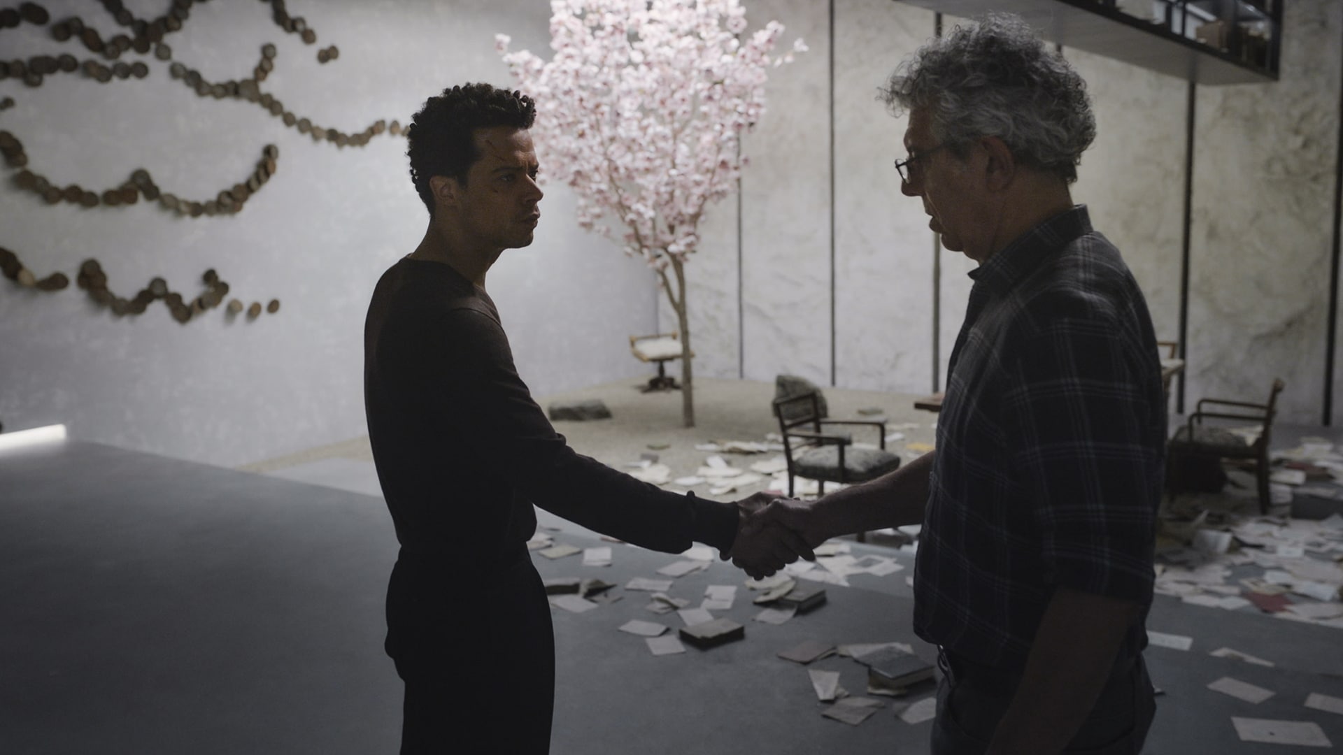 Jacob Anderson as Louis De Point Du Lac and Eric Bogosian as Daniel Molloy - Interview with the Vampire _ Season 2, Episode 8 - Image Courtesy of AMC Network Entertainment LLC
