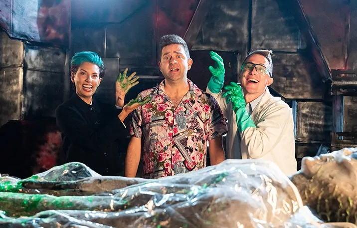 Michael Varrati behind the scenes of the 2025 Chainsaw Awards, with Angel Melanson & Ben Baur (Credit: Nanor Zinzalian)