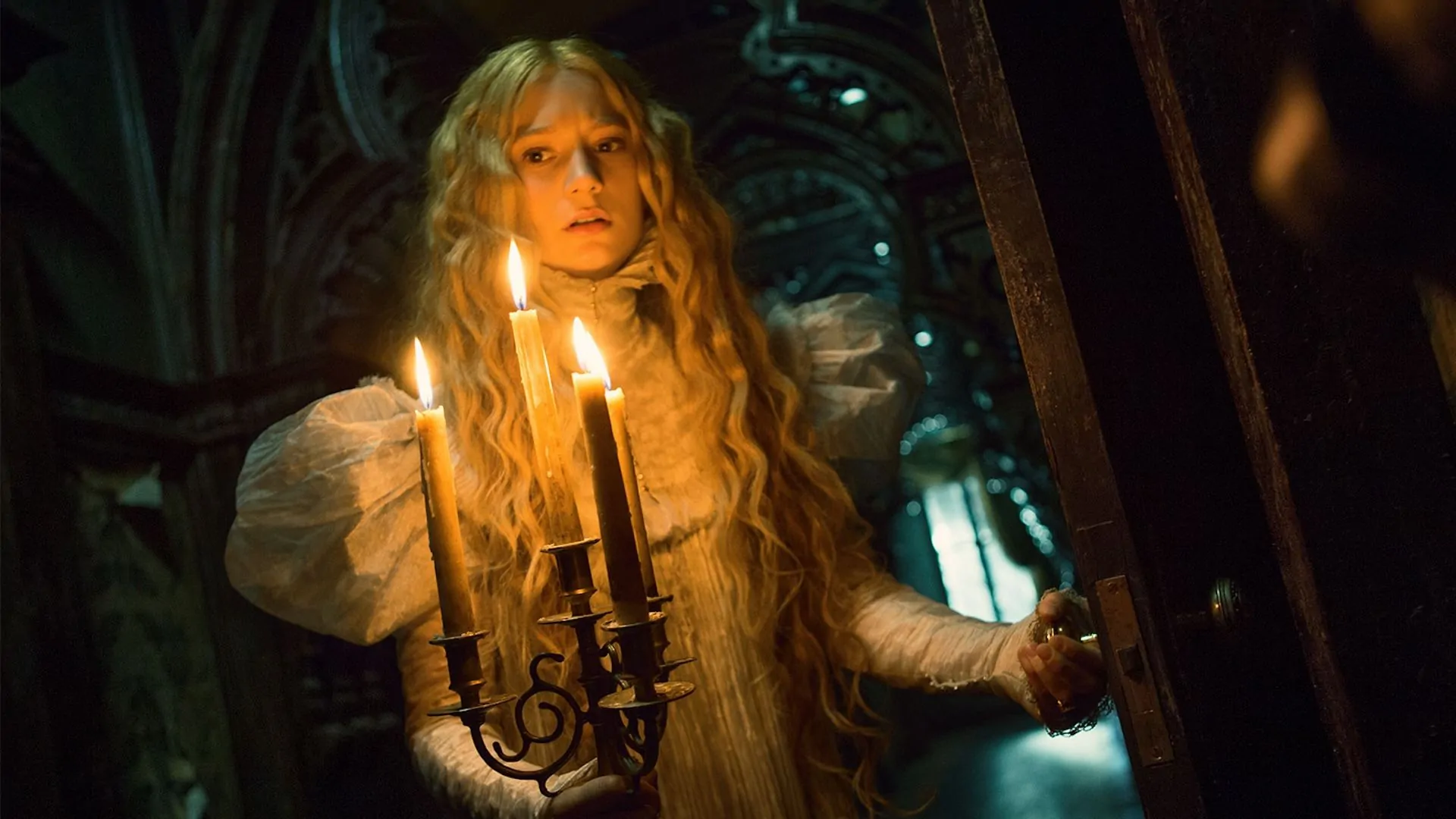 Guillermo del Toro gothic horror romance CRIMSON PEAK