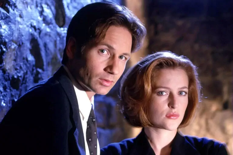 David Duchovny and Gillian Anderson in THE X-FILES (Credit: Fox)