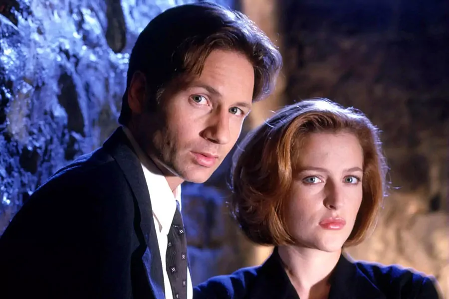 David Duchovny and Gillian Anderson in THE X-FILES (Credit: Fox)
