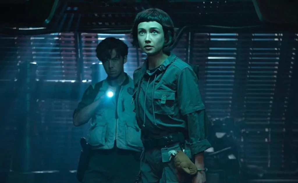 Sydney Chandler & Alex Lawther in ALIEN: EARTH (Credit: FX)