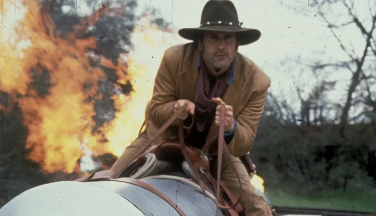 Bruce Campbell in THE ADVENTURES OF BRISCO COUNTY, JR. (Credit: Fox)