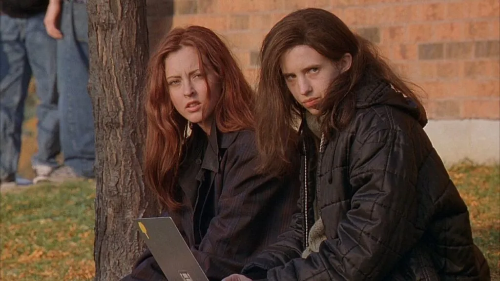 Katharine Isabelle as Ginger and Emily Perkins as Brigitte in GINGER SNAPS. (Credit: Motion International)