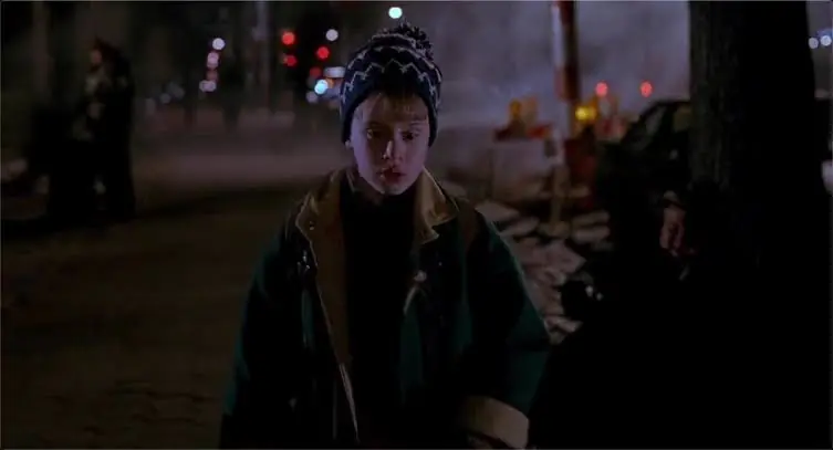 Macaulay Culkin in HOME ALONE 2: LOST IN NEW YORK. (Credit: 20th Century Studios)