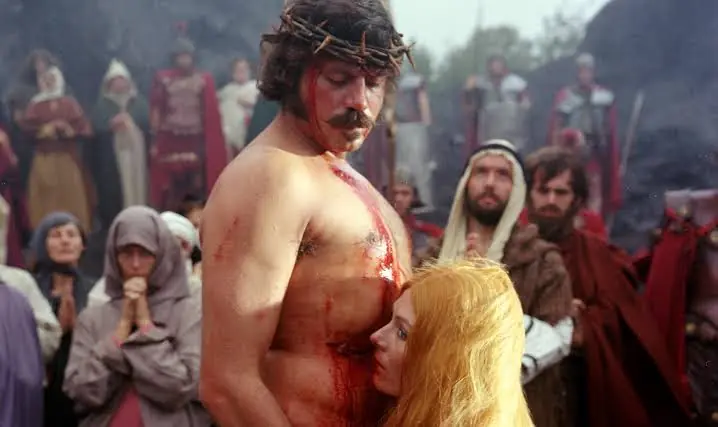 Oliver Reed and Vanessa Redgrave in THE DEVILS. (Credit: Warner Bros.)